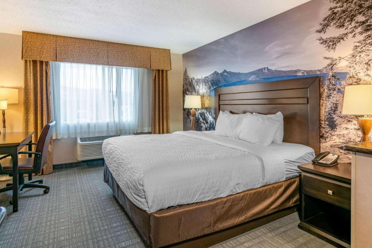 Clarion Pointe Medford Hotell Eksteriør bilde