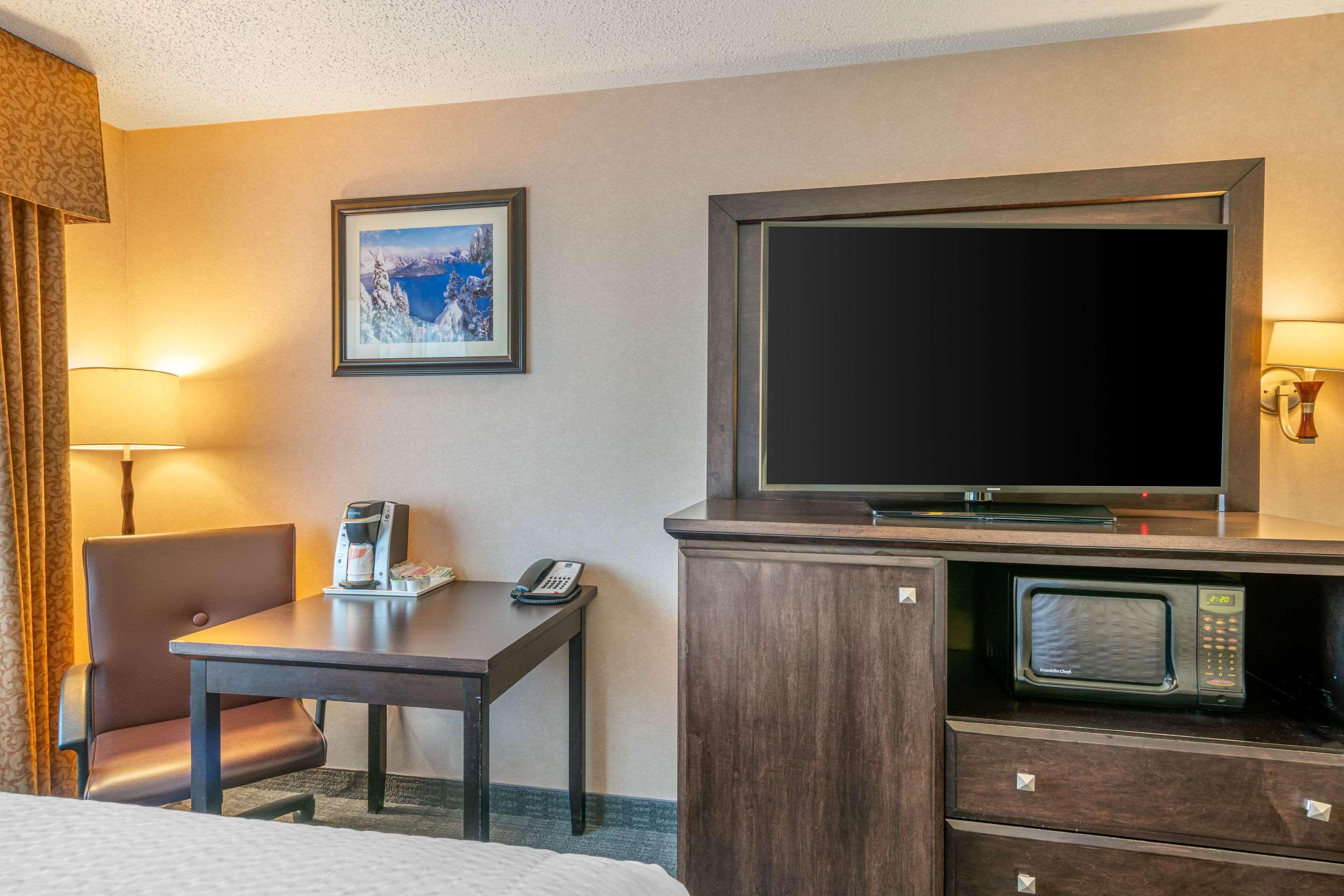 Clarion Pointe Medford Hotell Eksteriør bilde