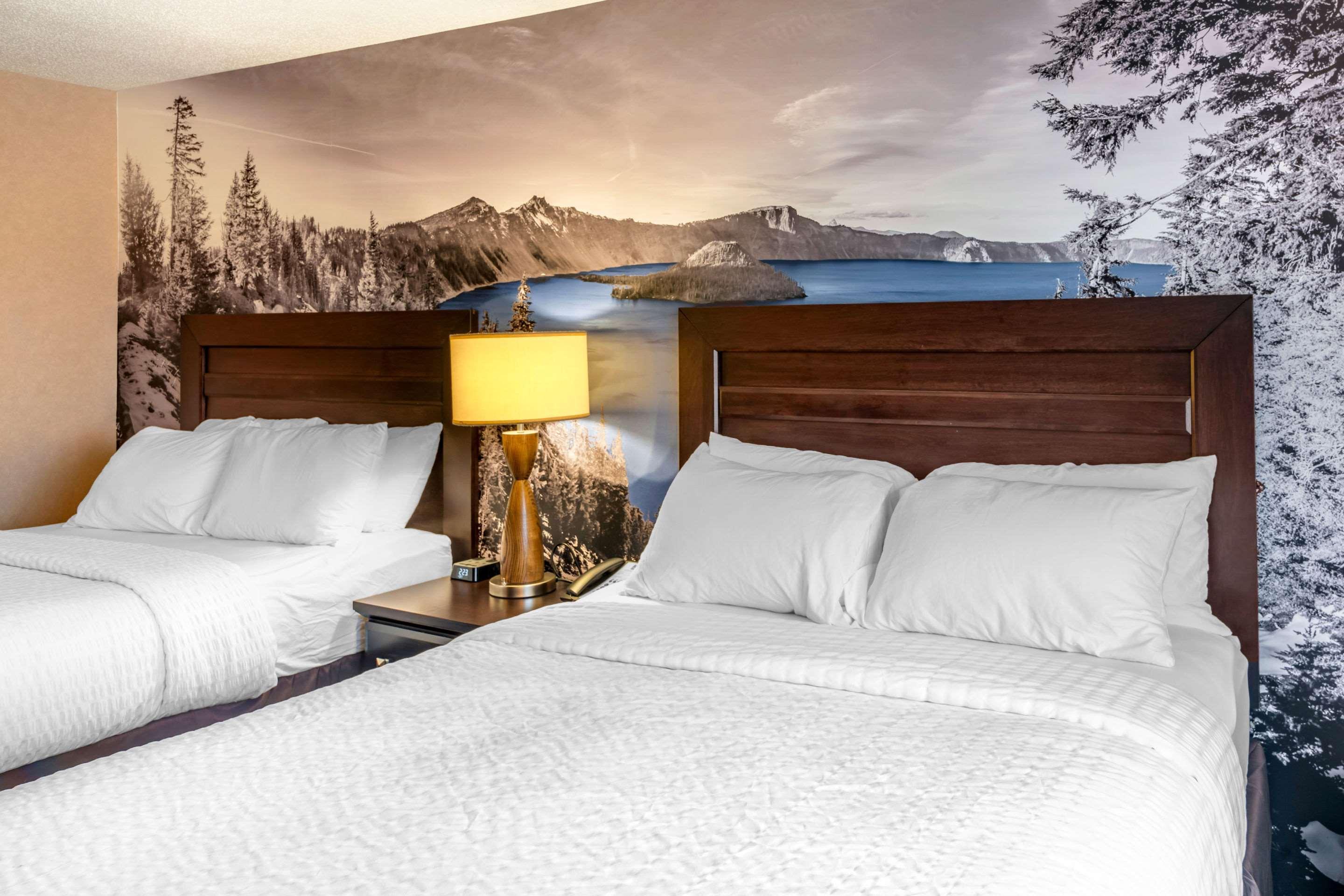 Clarion Pointe Medford Hotell Eksteriør bilde