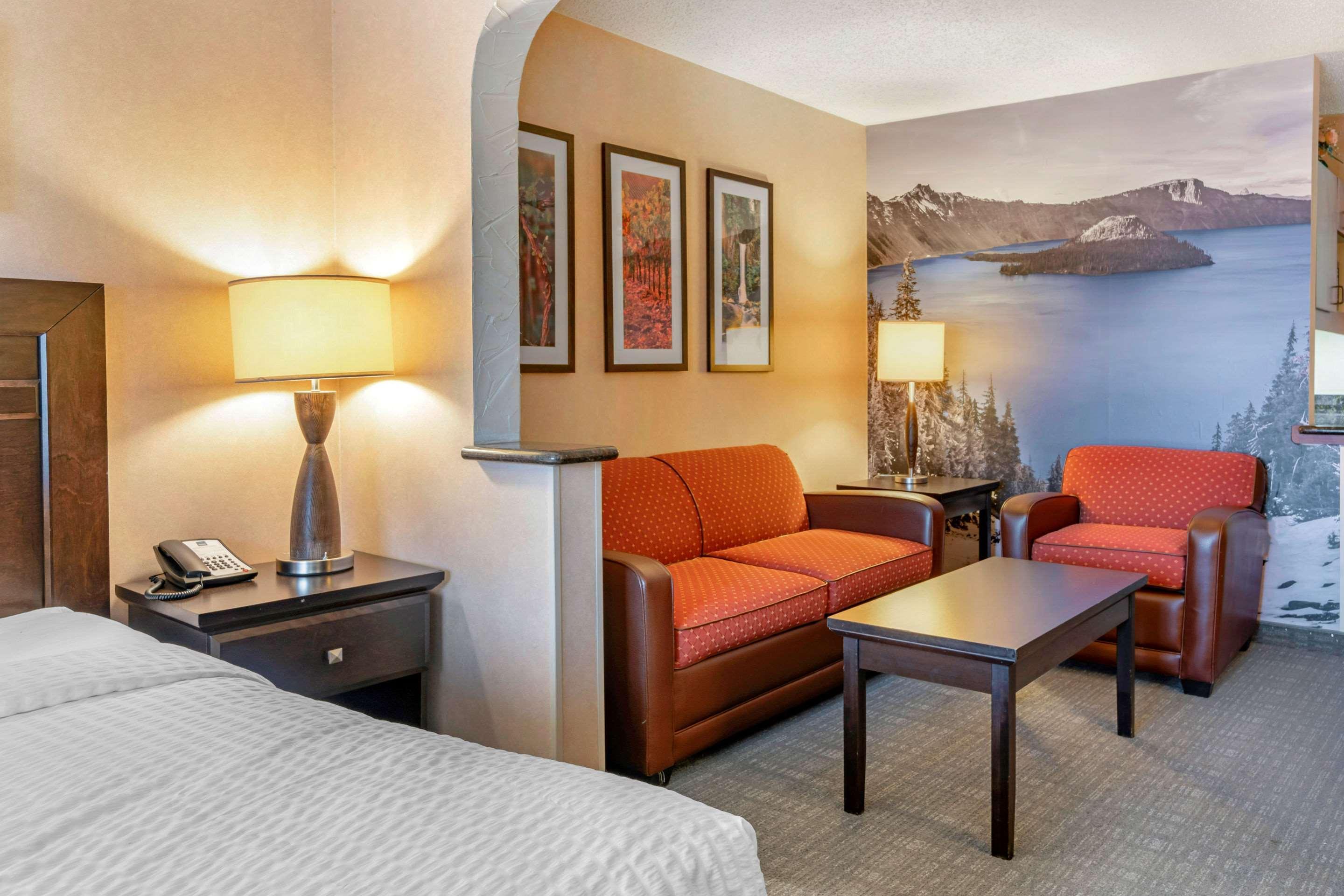 Clarion Pointe Medford Hotell Eksteriør bilde