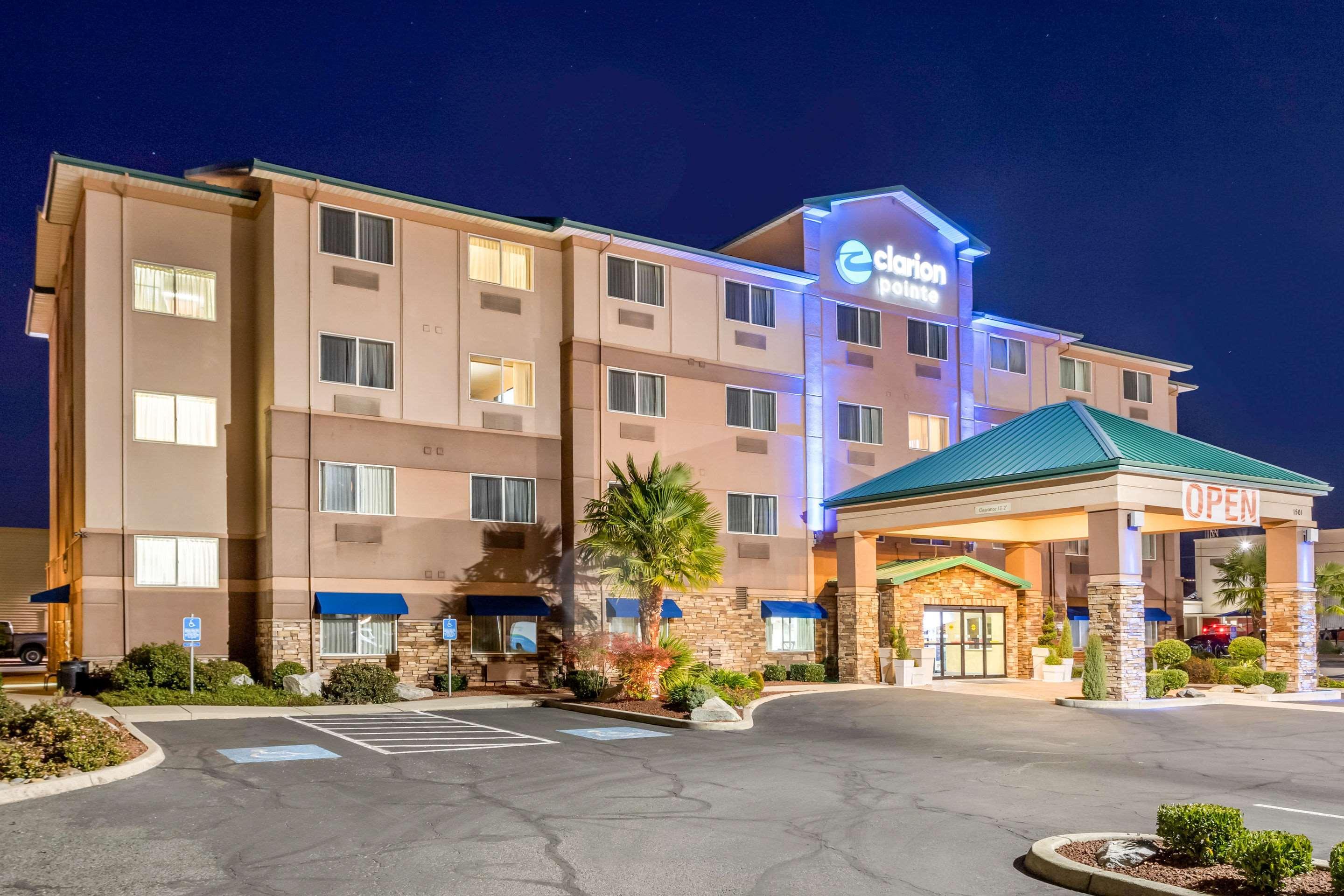 Clarion Pointe Medford Hotell Eksteriør bilde