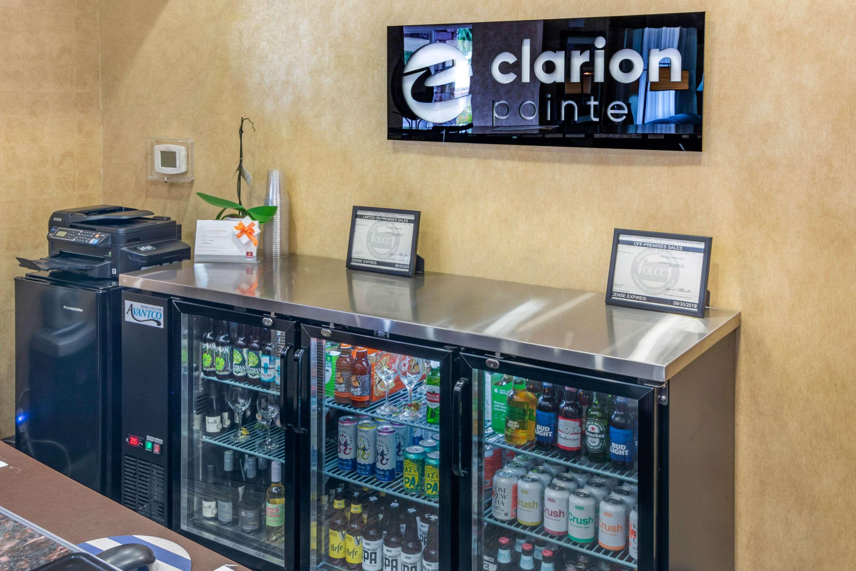Clarion Pointe Medford Hotell Eksteriør bilde