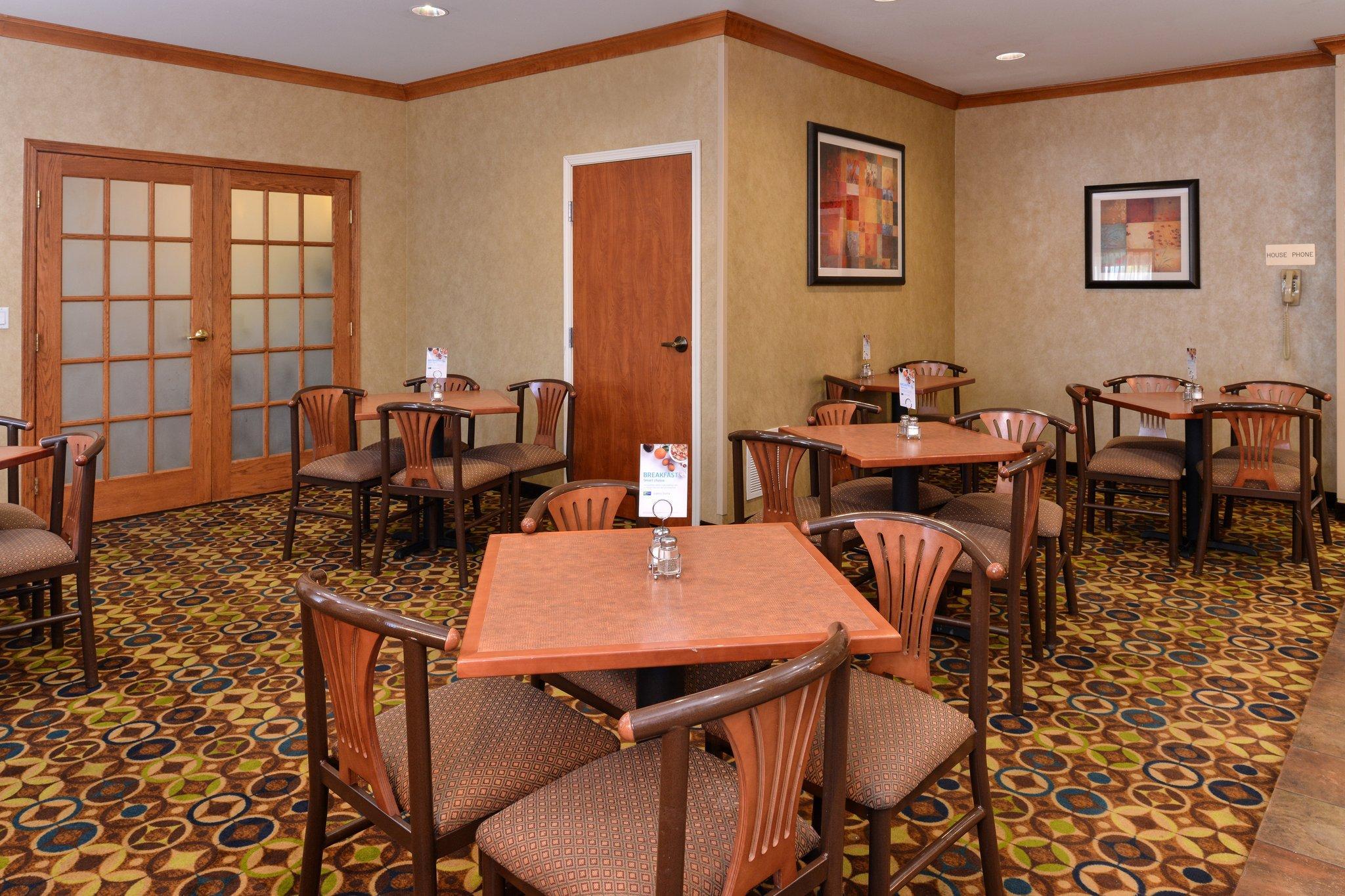Clarion Pointe Medford Hotell Eksteriør bilde
