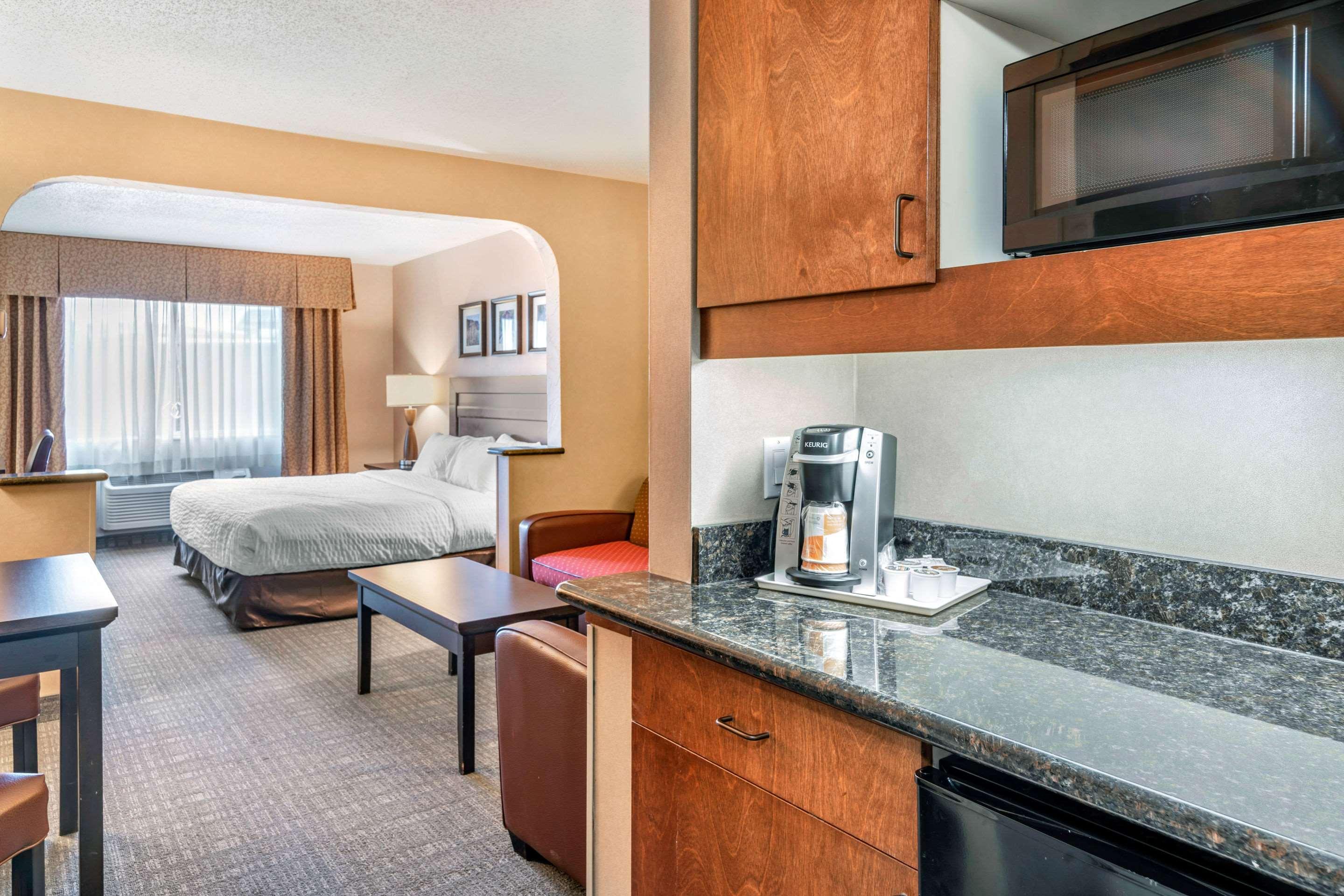 Clarion Pointe Medford Hotell Eksteriør bilde