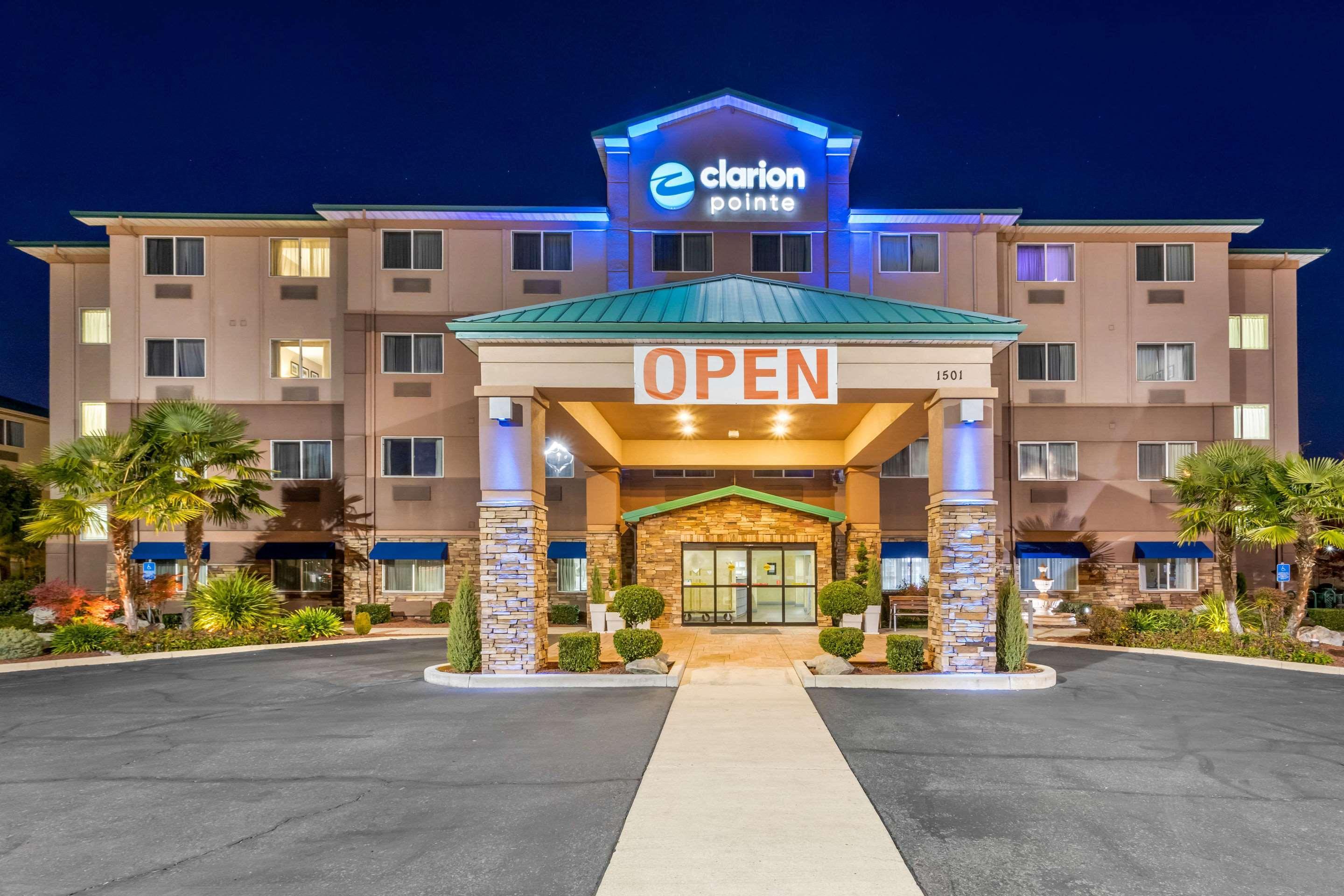 Clarion Pointe Medford Hotell Eksteriør bilde
