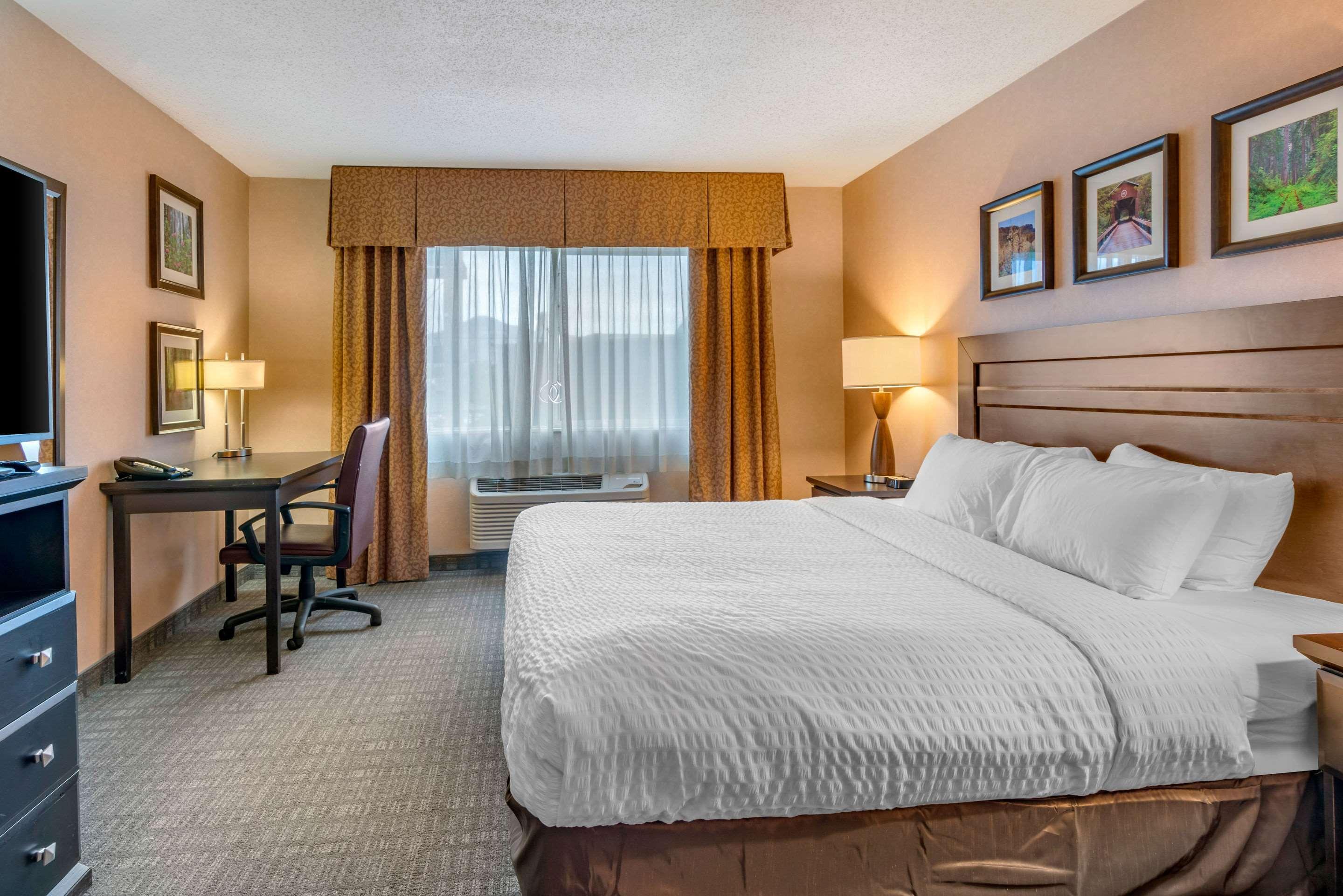 Clarion Pointe Medford Hotell Eksteriør bilde