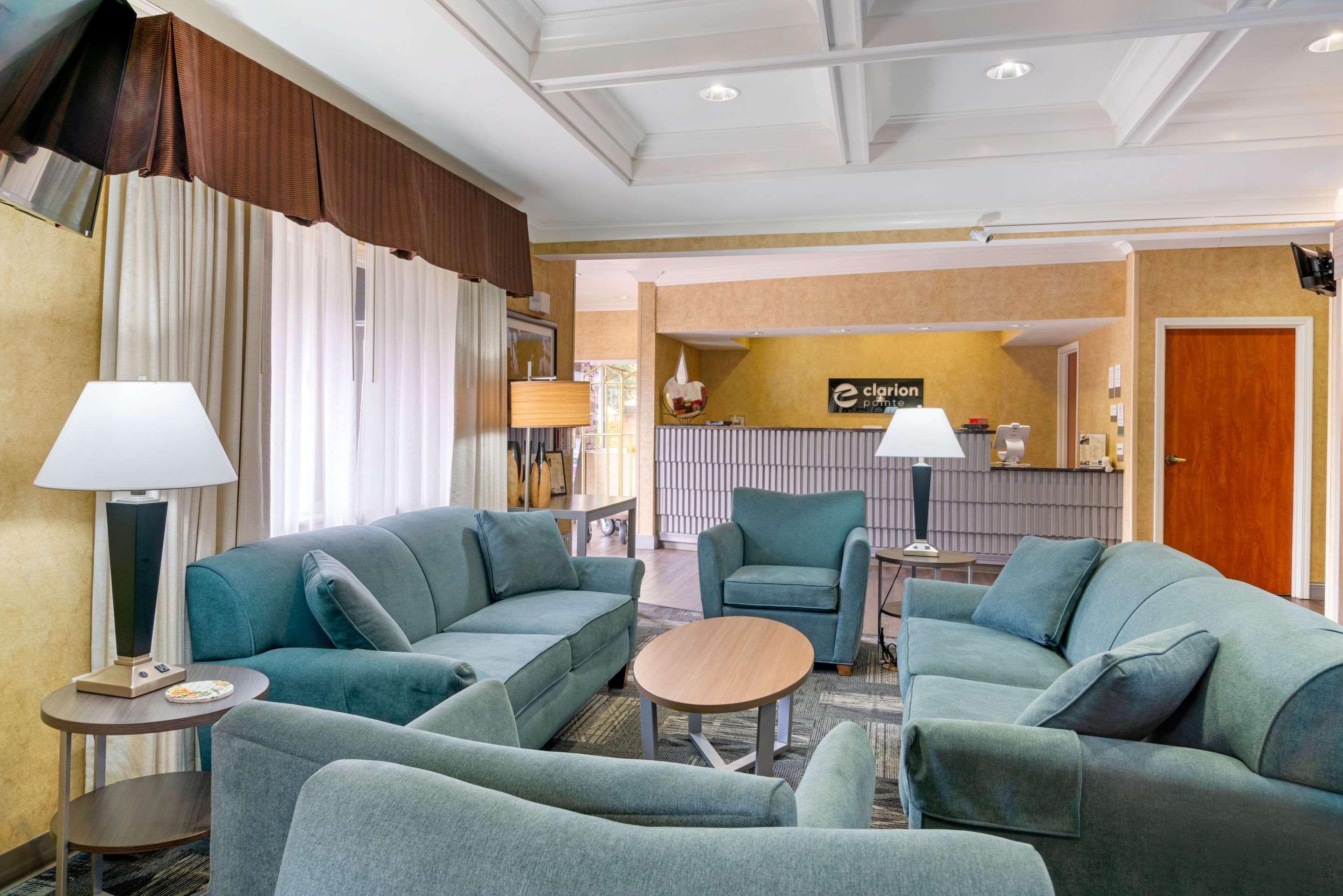 Clarion Pointe Medford Hotell Eksteriør bilde