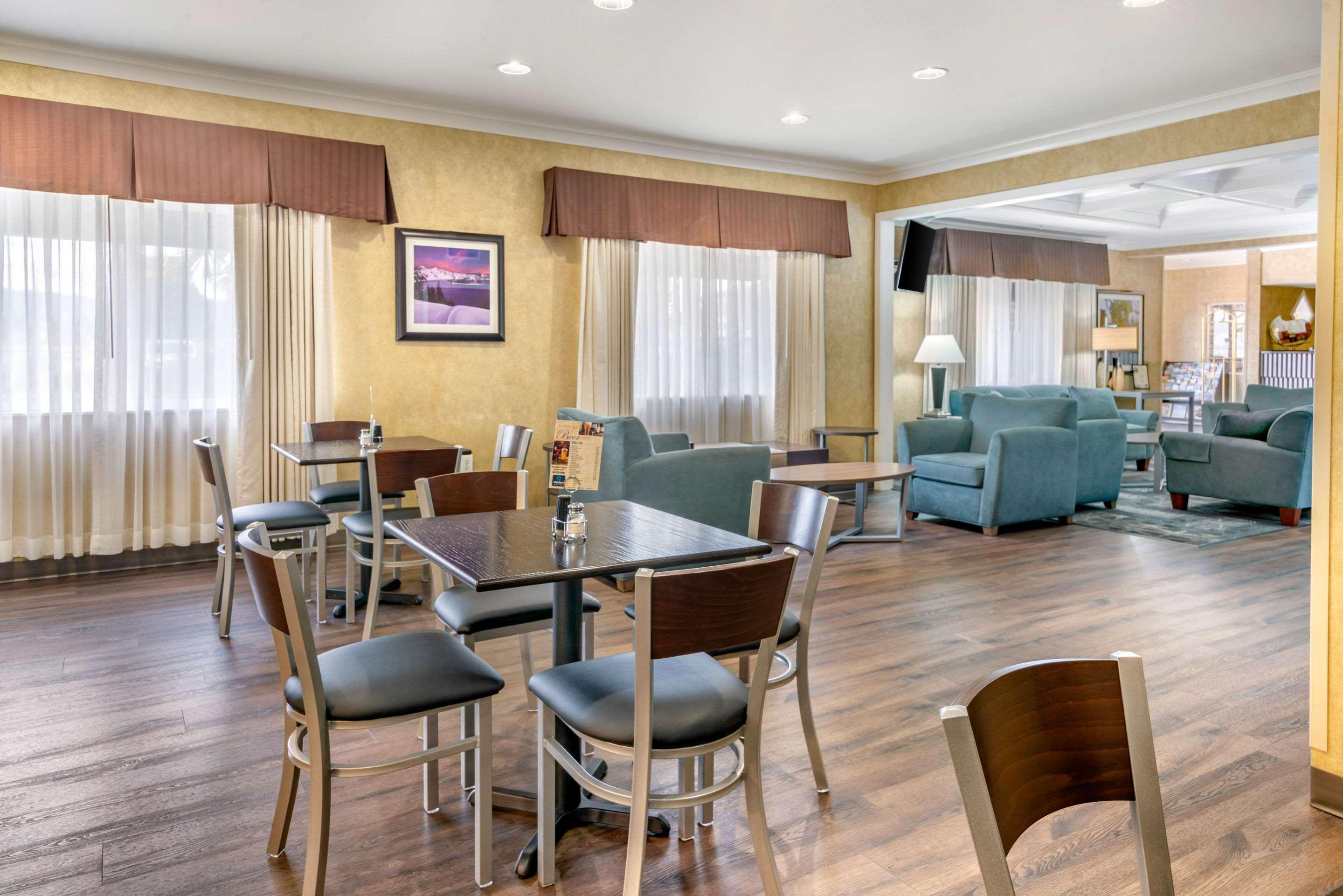 Clarion Pointe Medford Hotell Eksteriør bilde