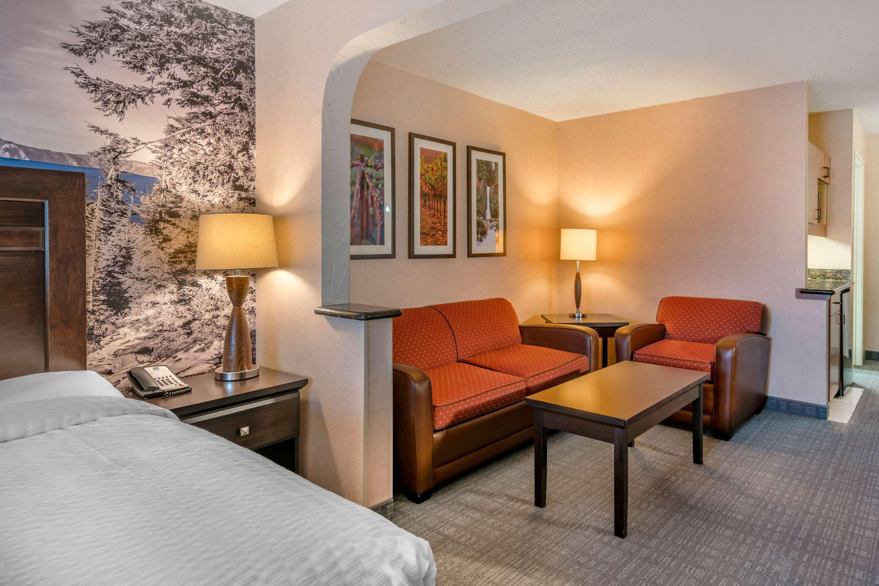 Clarion Pointe Medford Hotell Eksteriør bilde