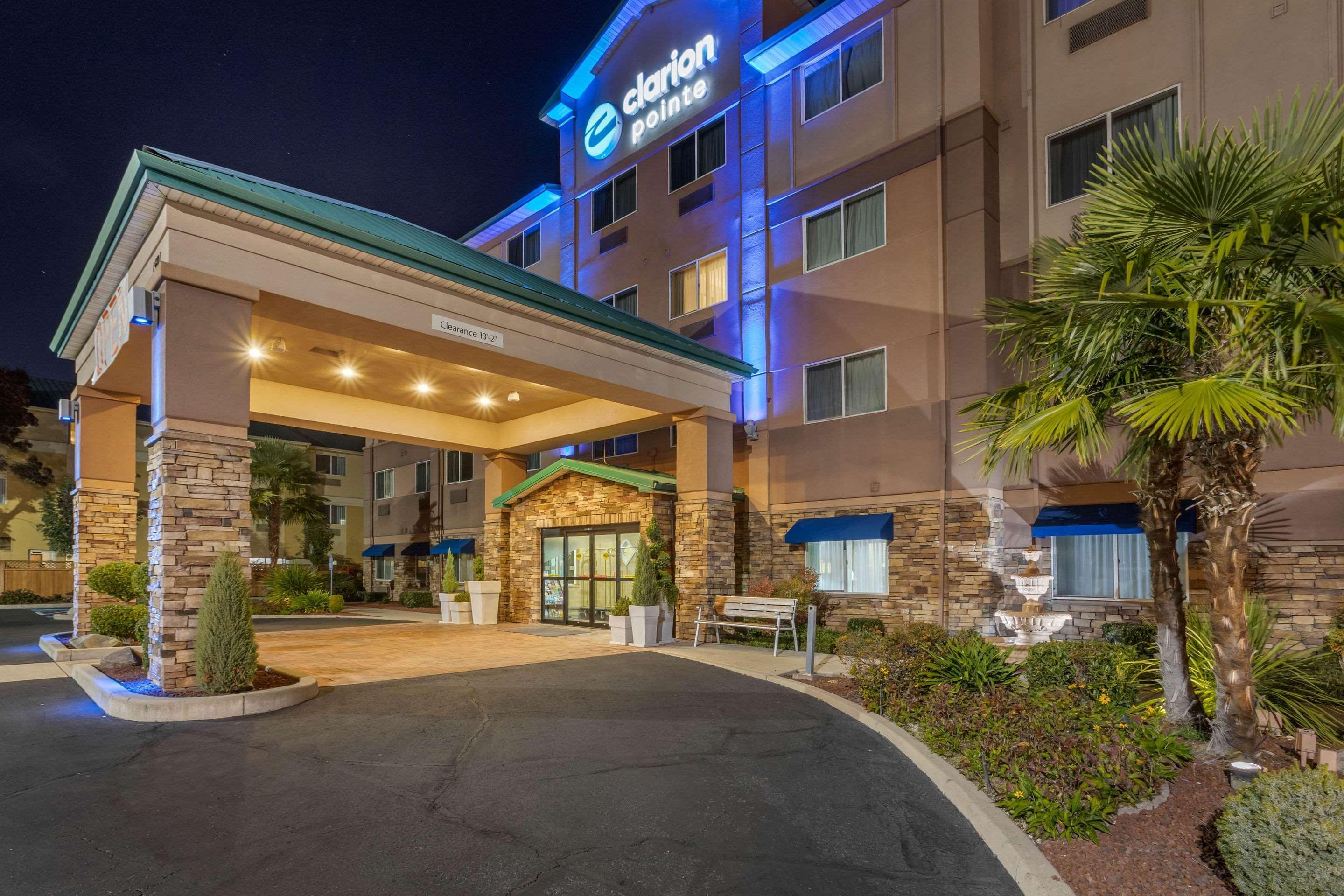 Clarion Pointe Medford Hotell Eksteriør bilde