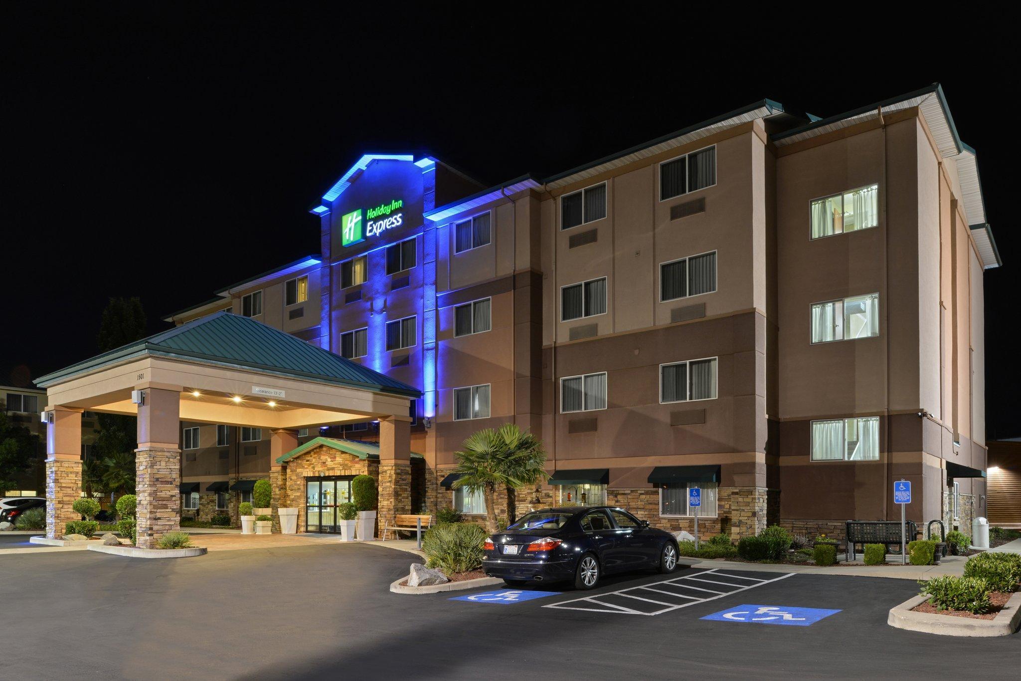 Clarion Pointe Medford Hotell Eksteriør bilde