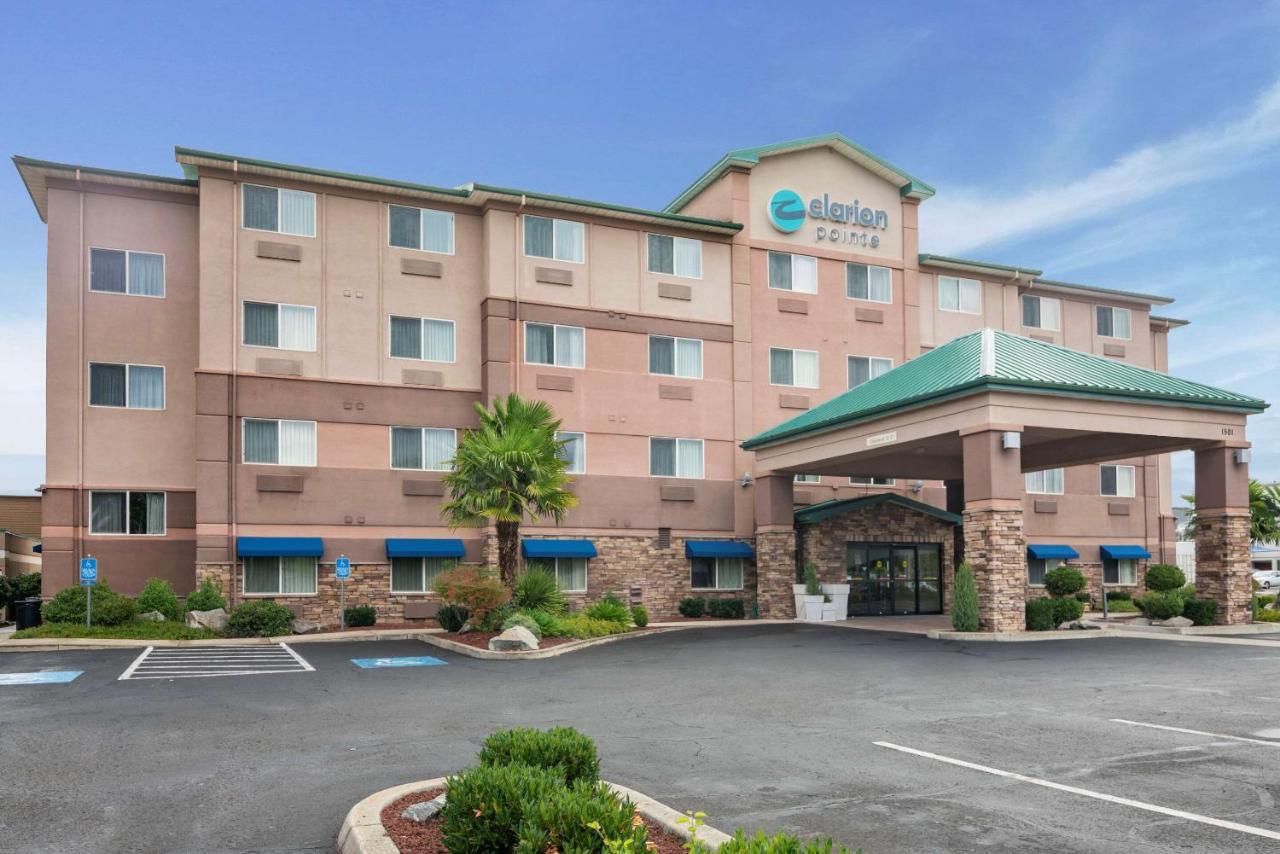 Clarion Pointe Medford Hotell Eksteriør bilde