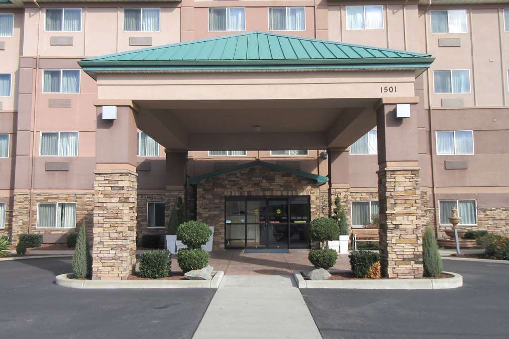 Clarion Pointe Medford Hotell Eksteriør bilde