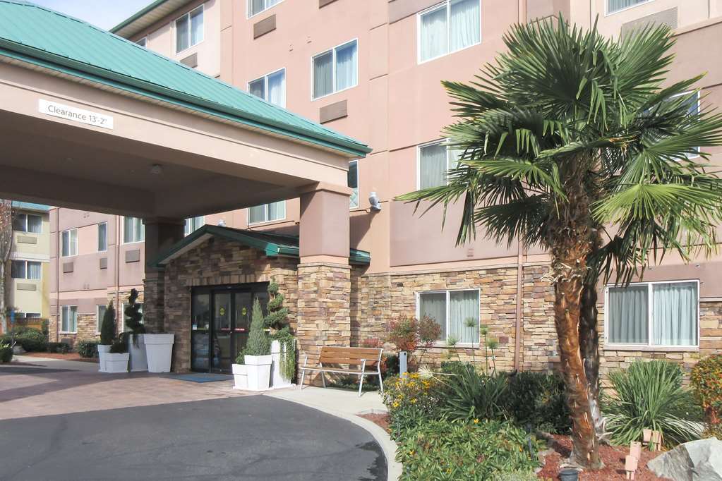 Clarion Pointe Medford Hotell Eksteriør bilde